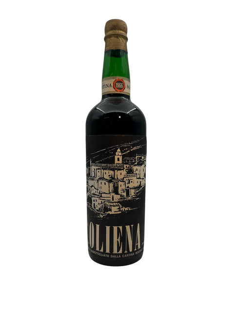 Flaske af Oliena 1966 rødvin fra Cantina Sociale