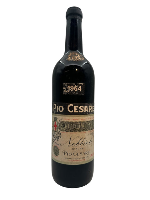 Flaske af Nebbiolo d'Alba Pio Cesare 1964 rødvin